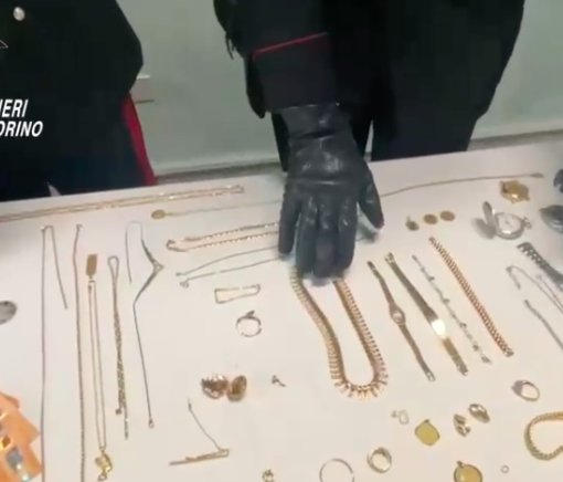 A Verolengo, sequestrato dai Carabinieri un sacchetto pieno di gioielli d'oro: due uomini denunciati
