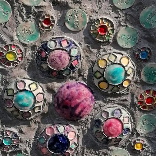 Al Centro Diurno Diecidecimi, le &quot;ceramiche di strada&quot; realizzate dagli ospiti insieme a Roque Fucci