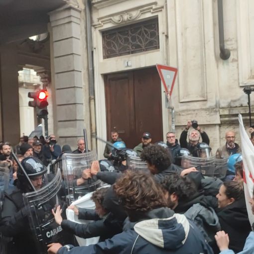 Corteo anti G7, scontri in centro con le forze dell'ordine. Lancio di uova e fumogeni sulla polizia [FOTO E VIDEO]