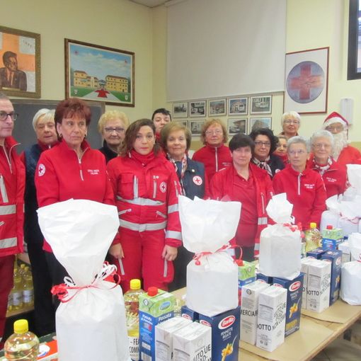 A Chivasso, in Croce Rossa, il pacco della solidarietà