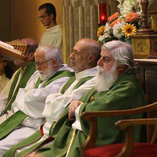 In primo piano il parroco don Tonino Pacetta, accanto a lui i frati Pier Giorgio Isella e padre Stefano Campana