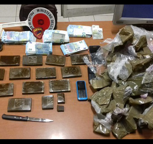 Cammina con migliaia di euro nelle mutande, fermato dalla Polizia