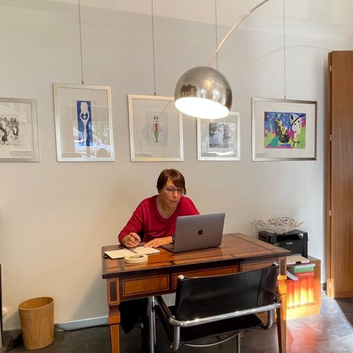 Elena Salamon nella sua galleria in piazzetta IV marzo