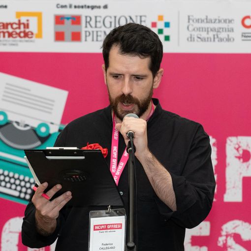 Federico Callegaro durante la lettura del suo incipit - credit Luisa Romussi per Ivrea Capitale del libro