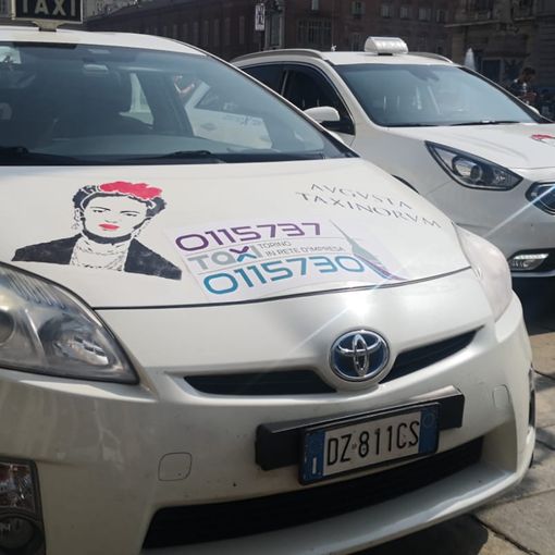 Frida Kalho viaggia sui taxi di Torino. E dal 2 luglio arriva Marylin Monroe
