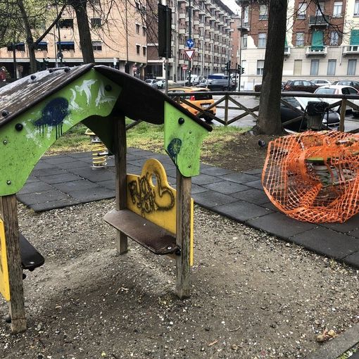Gli arredi usurati dell'area giochi di via Ventimiglia