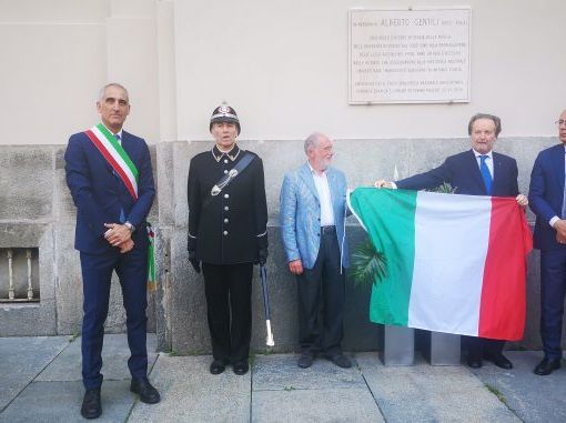 La targa scoperta in omaggio ad Alberto Gentili - foto di CittAgorà