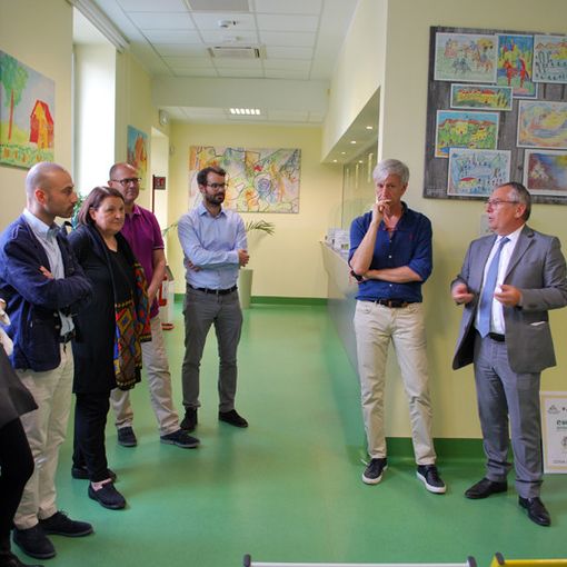 Arte e Ben-Essere: il polo sanitario di Avigliana riceve un assegno grazie a un progetto con il Castello di Rivoli