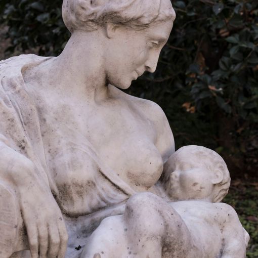 I portici di via Po nel segno della fotografia di Laura Cantarella: ritratte le sculture di Edoardo Rubino