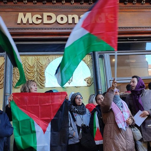 Torino, attivisti pro Palestina contro McDonald's: &quot;Dà pasti gratis ai soldati israeliani&quot;