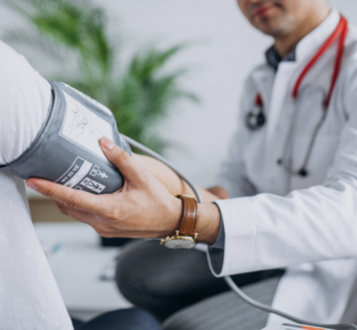 medico che misura la pressione