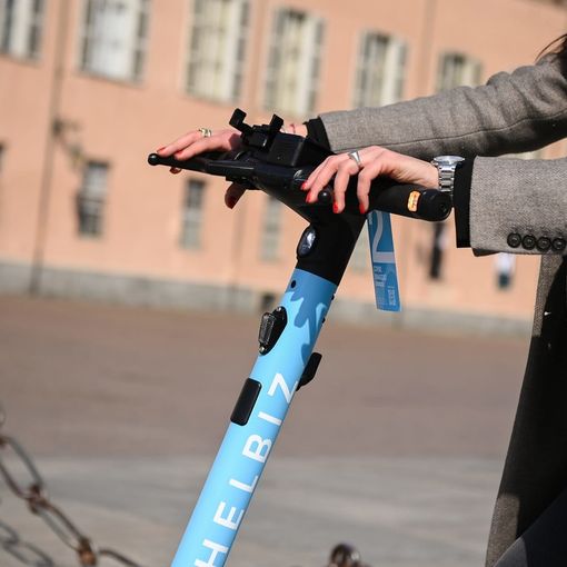 A Torino giro di vite da novembre sui monopattini in sharing: multe per chi parcheggia in piazza Castello e San Carlo