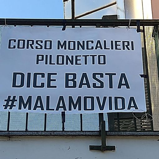 &quot;No alla Malamovida&quot;: appesi gli striscioni sui balconi in corso Moncalieri