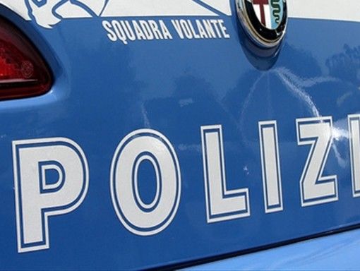 Tenta per due volte di occupare abusivamente un appartamento vuoto: i poliziotti lo fermano e lui li aggredisce