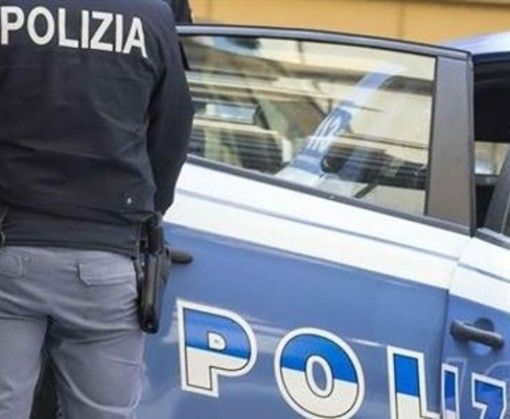 auto della polizia con agente in piedi nelle vicinanze