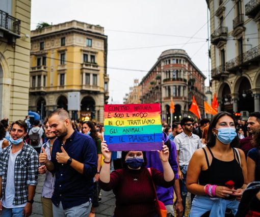 &quot;Queer e ora&quot;: il 18 giugno la sfilata arcobaleno del Torino Pride [VIDEO]