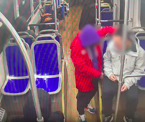 Mirafiori, minaccia con un coltello e deruba un 23enne sul bus: denunciato un 41enne