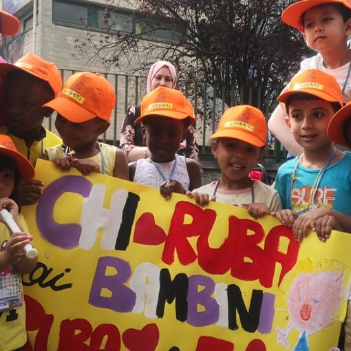 Migliaia di bimbi per le strade di Barriera di Milano: &quot;Basta ladri nelle scuole&quot;  [FOTO E VIDEO]