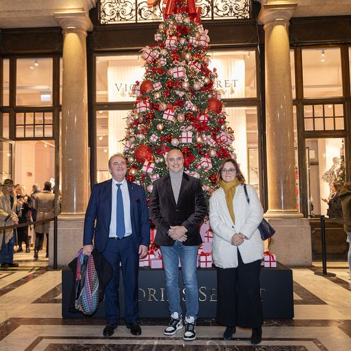 Victoria's Secret accende il suo albero di Natale in Galleria San Federico