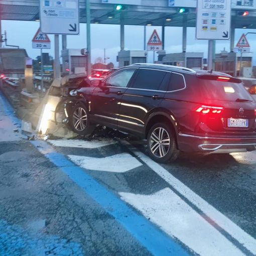 Si schianta con la macchina contro la barriera del casello di Falchera: ferito il conducente, ma non è grave