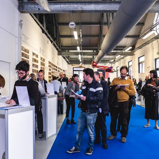 ragazzi in fila per entrare a un incontro
