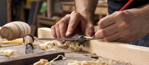 falegname al lavoro