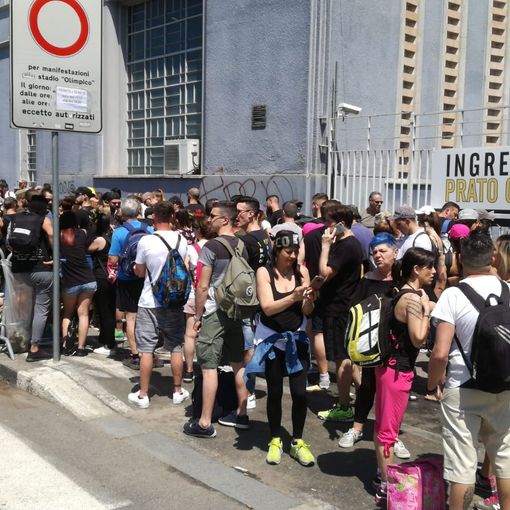 Vasco a Torino: lunghe code di fans già a mezzogiorno, sotto il solleone (VIDEO)