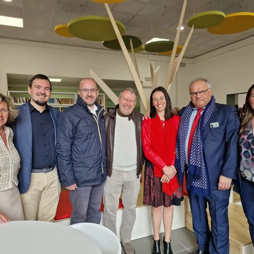 Inaugurazione di una biblioteca con le autorità locali