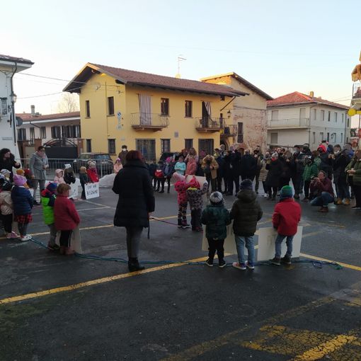 persone in piazza per un'inaugurazione