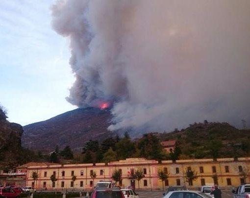 Notte drammatica a Mompantero, il vento fa ripartire gli incendi: evacuate alcune frazioni