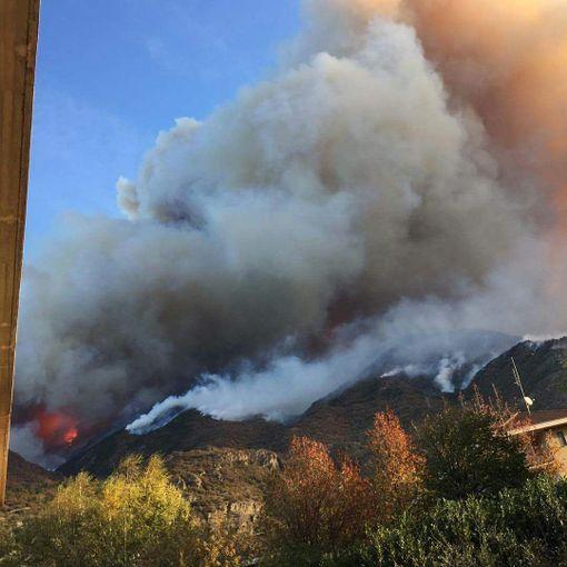 Incendi in val di Susa: venti vigili del fuoco bloccati tra le fiamme