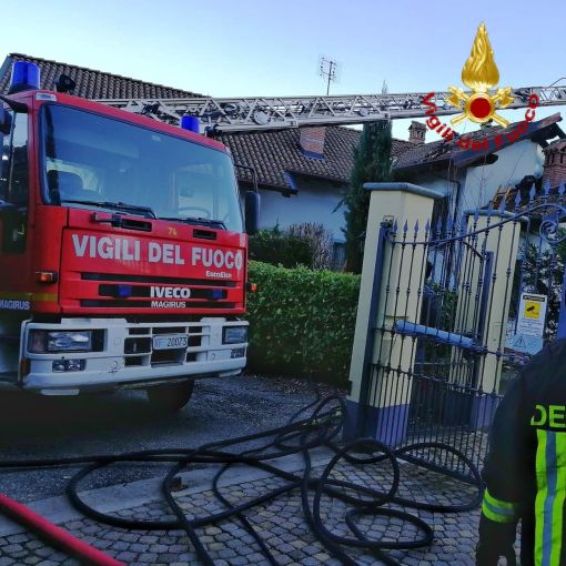 Cumiana, fiamme dal tetto di un'abitazione: intervengono i vigili del fuoco, nessun ferito