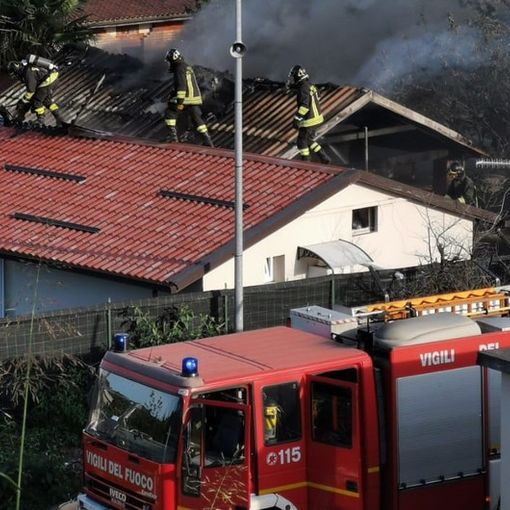 Nichelino, incendio in un casolare a pochi metri dalla tangenziale [VIDEO]
