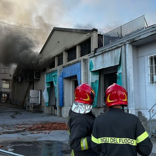 Incendio in un'azienda di Rivoli: fumo nero si alza da un capannone