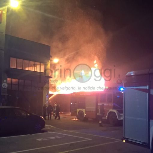 Incendio nel cuore della notte a Grugliasco: in fiamme un cascinale e la Smet del Gerbido (FOTO)