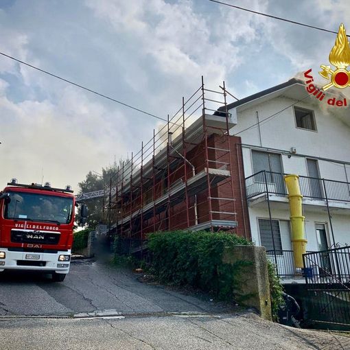 Incendio in un'abitazione a San Mauro, vigili del fuoco in azione
