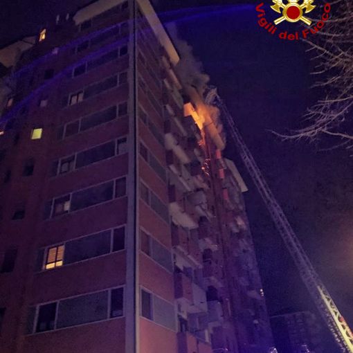 In fiamme alloggio a Torino: salvate anche due bimbe