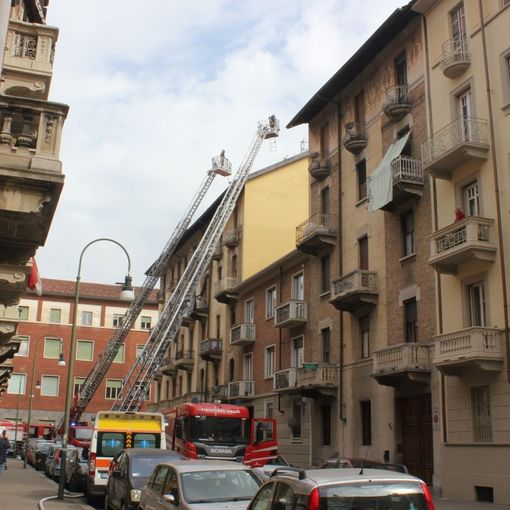 L'incendio si è esteso alla copertura del palazzo