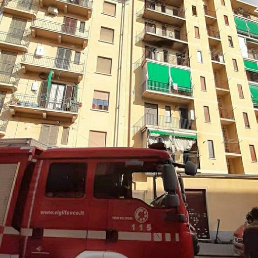Incendio in via Martiniana, evacuati i residenti e spento il rogo dai Vigili del Fuoco