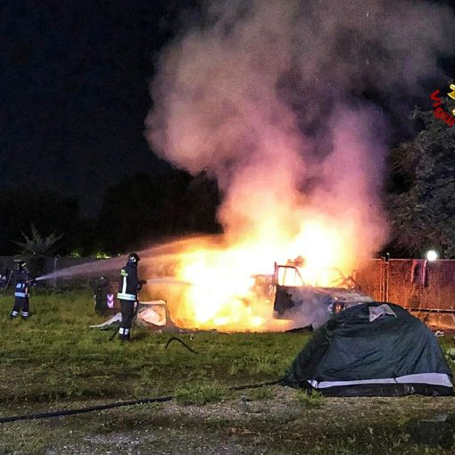 A fuoco ieri sera un camper in piazza d'Armi, nessuna persona coinvolta