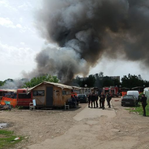 Incendio al campo nomadi di corso Tazzoli, l'allarme sta rientrando (FOTO e VIDEO)