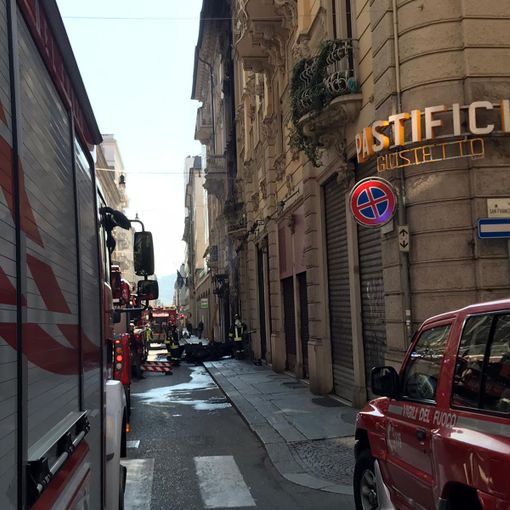 Incendio nel centro di Torino: fiamme in un negozio, palazzo evacuato