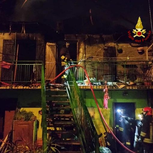 Le fiamme si sono originate dal tetto