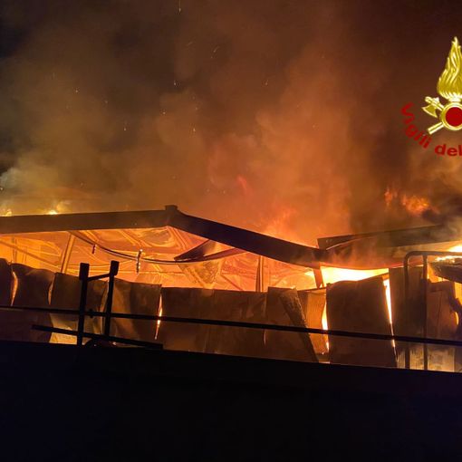 Incendio a Caselle Torinese: distrutta una falegnameria