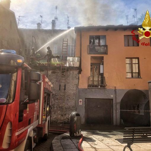 Incendio di un tetto in via Santa Chiara a Susa, vigili del fuoco in azione