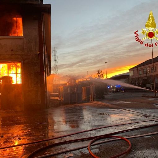 Il rogo divampato all'interno di un edificio industriale di via Aosta