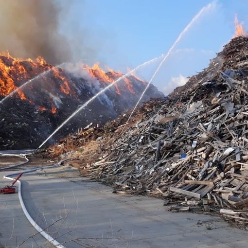 Frossasco, brucia un capannone abbandonato: intervengono i vigili del fuoco [FOTO]