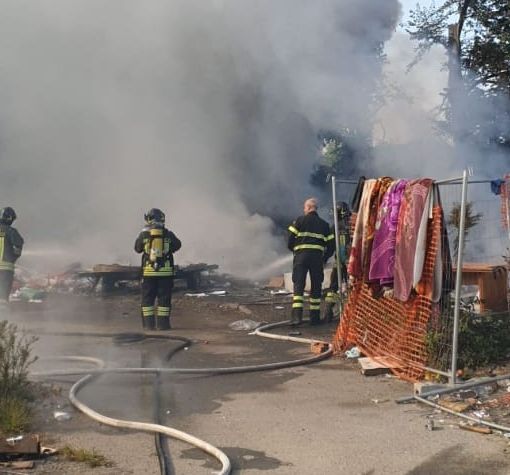 Torino, incendio nel campo nomadi di strada Germagnano