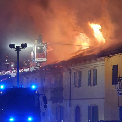 Incendio in via La Salle a Grugliasco, a fuoco una casa di due piani (FOTO e VIDEO)