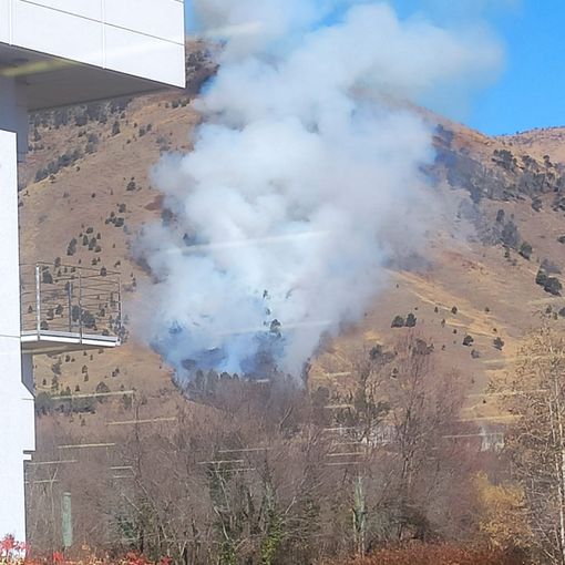 Bruciano i boschi del Monte Barone: vigili del fuoco al lavoro